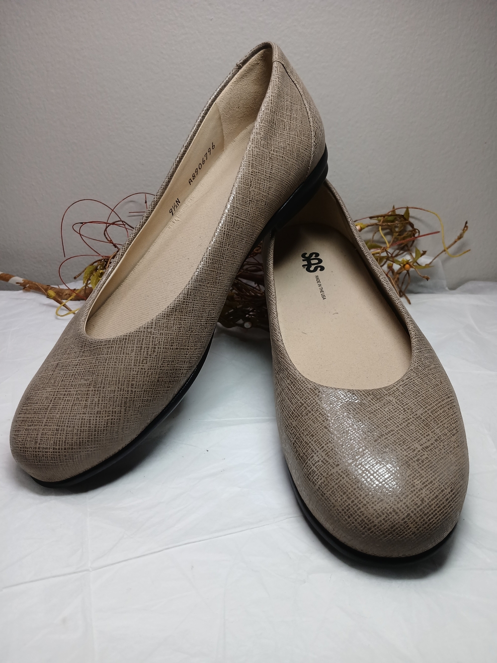 SAS Women's Light Taupe Textured Ballet Flats Sz 9.5N Like New Casual Comfort
